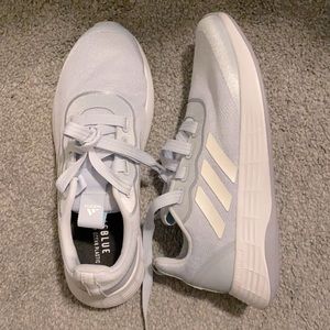 NEVER WARN Adidas size 6 running/tennis shoes.